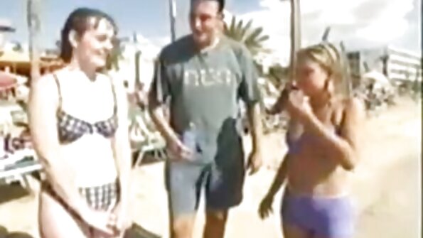 Hottie în ciorapi invită un domn adevărat în fundul ei